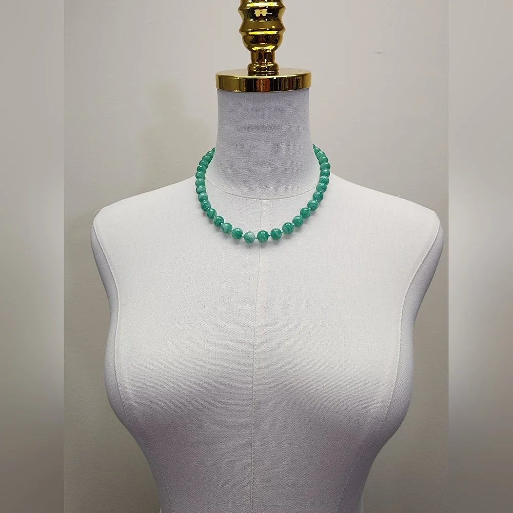 Vintage Green Stone Beaded Necklace Carved Floral Clasp Graduated Heavy - Picture 6 of 6